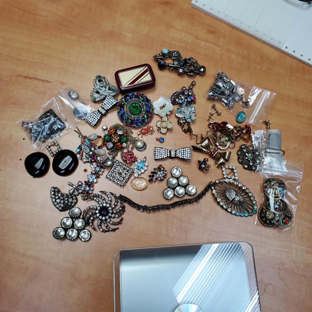 Jewelry supply lot #3 - 1 lbs vintage jewelry for scrap or repair - Picture 2 of 2